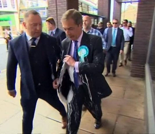 بعد البيض.. الحليب المخفوق آخر صرعة للاحتجاج على السياسيين