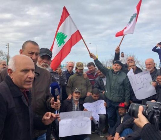 وقفة للعسكريين المتقاعدين على طريق القصر الجمهوري صباح الاثنين