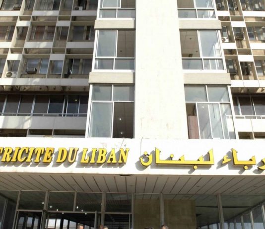 ما سبب الازدحام الكثيف امام مؤسسة الكهرباء؟