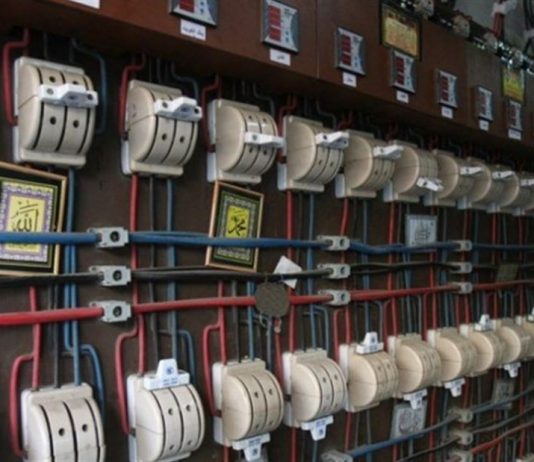 بلدية تعفي سكانها من دفع اشتراك الكهرباء