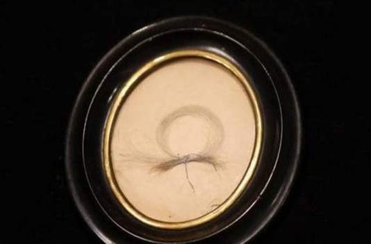 خصلة من شعر بيتهوفن للبيع بهذا السعر!