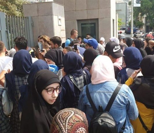 بالصورة.. مديرة مدرسة تحاول احراق نفسها: مدرستي ليست “دكانة”