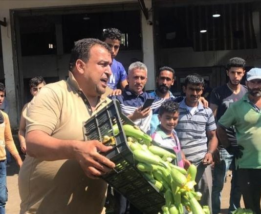 اعتصام في سوق الخضار في الفرزل احتجاجا على وضع المزارع المتردي