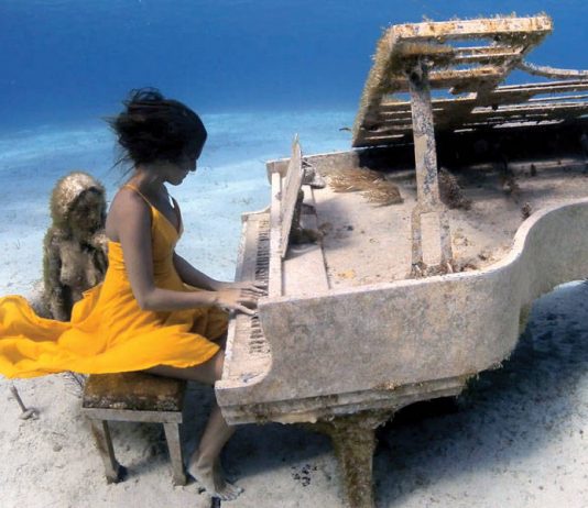 عزفت على البيانو تحت الماء!