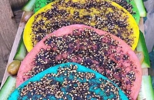 شو قصة مناقيش الزعتر الملونة… إلا منقوشة الزعتر