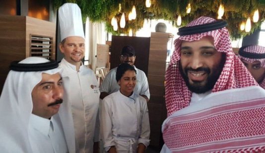 لأول مرة.. بن سلمان على الكورنيش بين الناس!