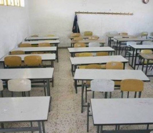 أستاذ “يحبس” تلميذاً في الصف 20 دقيقة.. والوزير يتدخّل!