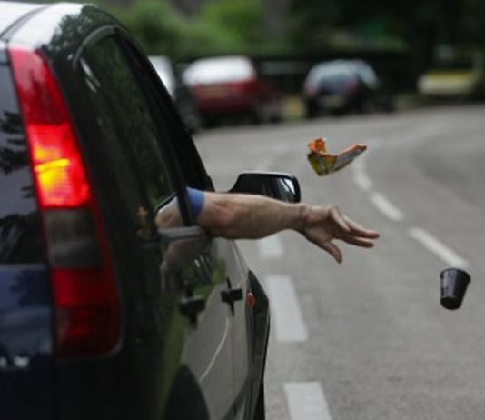 لكل من يرمي النفايات من النافذة : ينتظرك محضر ضبط بقيمة 350 الف ليرة لبنانية