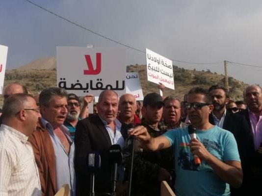 أهالي عين دارة يعتصمون تحت عنوان: صحة أولادنا ليست للبيع لا لمعمل الموت