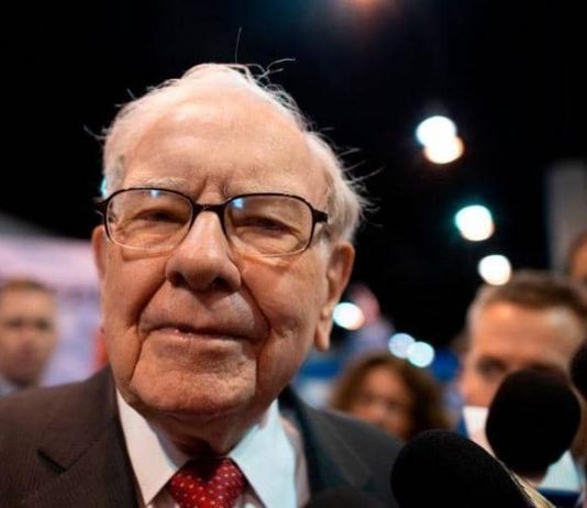 أسخى رجل في العالم.. حياة متواضعة وتبرعات بالمليارات