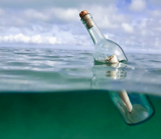 العثور على صاحب رسالة تعارف رماها في المحيط قبل 50 عاما