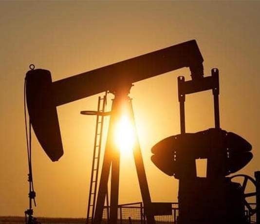 النفط يرتفع بفعل التوترات والإعصار باري