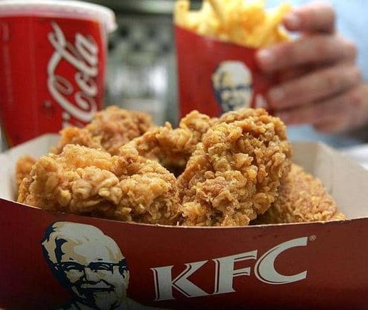 3 شهور من “القيء والغثيان” بسبب “خطأ” في وجبة “كنتاكي”