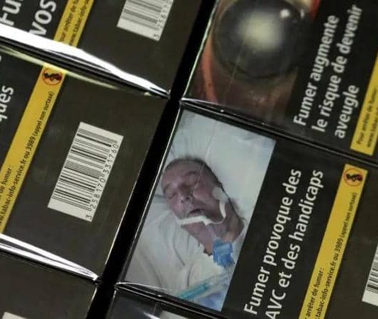 ينفجر غضبا بسبب “ساقه المبتورة” على علب السجائر