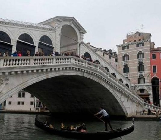 فنجان قهوة يكلف سائحين غرامة “غير معقولة”