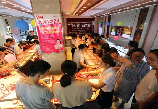 مستثمرون يوصون بشراء الذهب وبيع الأسهم