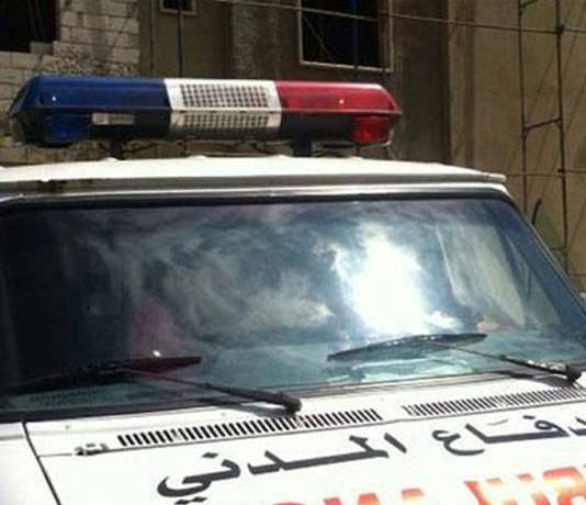 كان يمشي.. فسقطت سيارته بالحفرة!