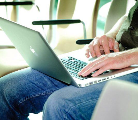 6 مشاكل يسببها وضع الكمبيوتر المحمول على قدميك.. تعرف عليها