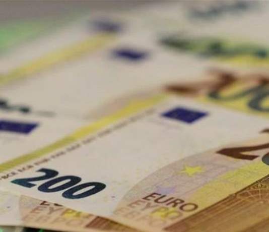 اليورو عند أدنى مستوى في أسبوع مع تنامي التوقعات بتعزيز سياسة التيسير