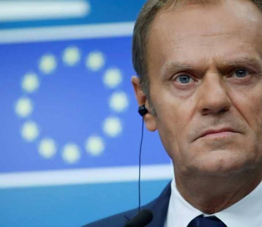 “النبيذ الفرنسي” يشعل صراع ترامب مع أوروبا.. وتوسك يتوعد