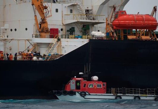 “نيويورك تايمز”: هكذا تتحدى إيران العقوبات الأميركية وتصدر نفطها