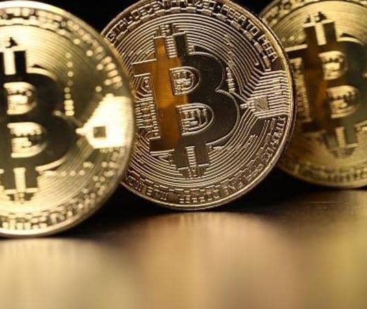 بتكوين تهبط لأدنى مستوى مقابل الدولار