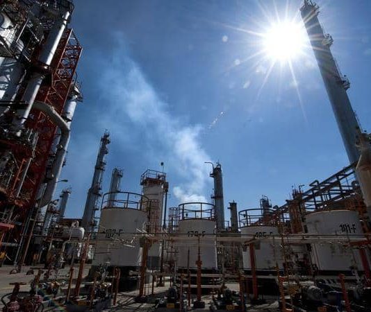 النفط يتراجع.. والسبب مفاوضات التجارة بين واشنطن وبكين