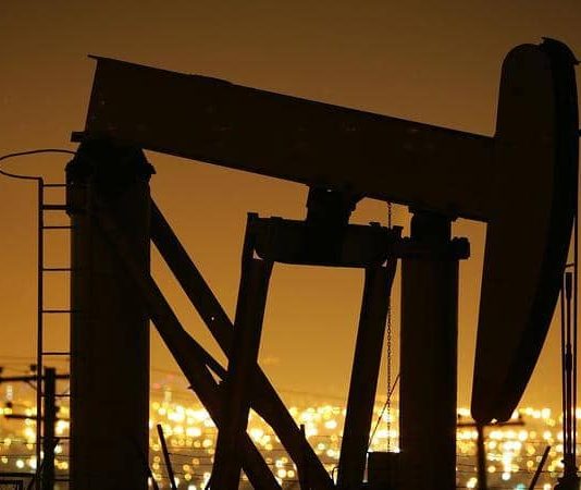 النفط يتراجع دون 65 دولارا للبرميل