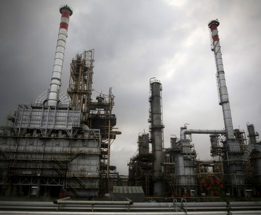 النفط يرتفع بفضل اقتناص الصفقات وفيروس كورونا يحد المكاسب