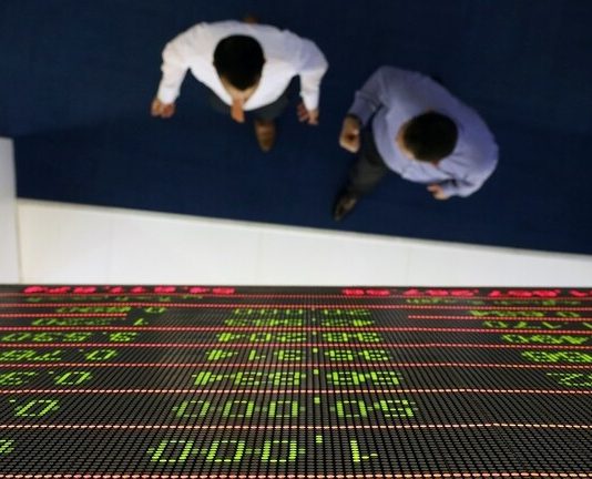 النفط يعاني والذهب يتألق بسبب “كورونا”