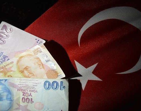الليرة التركية بلغت أدنى مستوياتها مقابل الدولار منذ أيار
