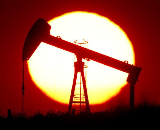 “نيويورك تايمز”: اتفاق موسكو-الرياض أنقذ قطاع النفط الأمريكي من الأسوأ