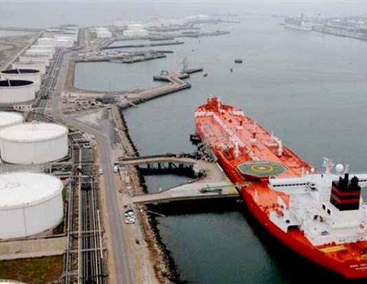 نيجيريا وأنغولا تقلصان برامج تصدير النفط