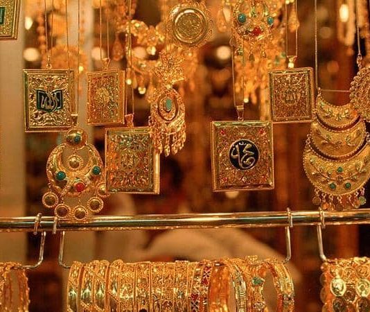 الذهب يتخلى عن مكاسبه وسط شهية للمخاطرة بفضل لقاح محتمل