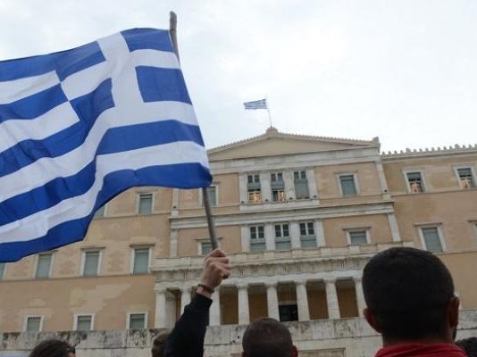 شبح الركود يخيم على اليونان بعد عقد من أزمتها المالية