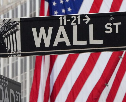 هبوط الأسهم الأمريكية على خلفية الاحتجاجات والتوتر مع الصين