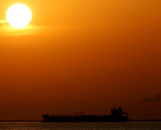 الكشف عن حجم صادرات إيران النفطية في زمن العقوبات