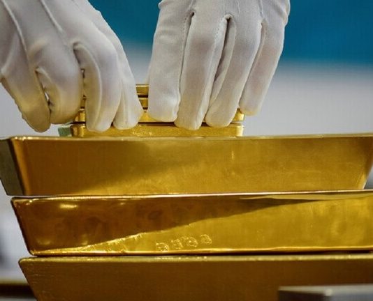 خبير: الدولار على وشك الانهيار والعالم سيعود إلى معيار الذهب