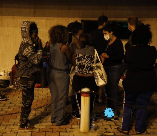 العاملات المنزليات يفترشن الأرض… مشهد مؤلم أمام السفارة الإثيوبية