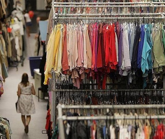 بسبب كورونا..علامات تجارية كبيرة تتجه لبيع الملابس المستعملة