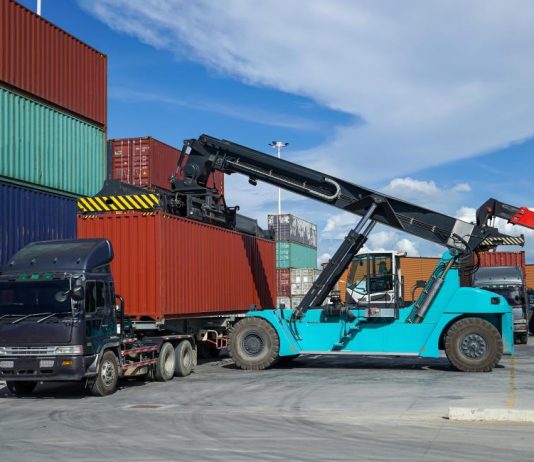 الملاحة البحرية في أسوأ أزماتها منذ عقود… تهديد حركة التجارة ومئات آلاف العمّال تحت ضغط هائل