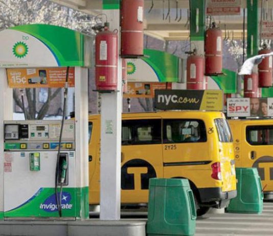 أسعار النفط لأدنى مستوى منذ شهر مع ضعف طلب البنزين