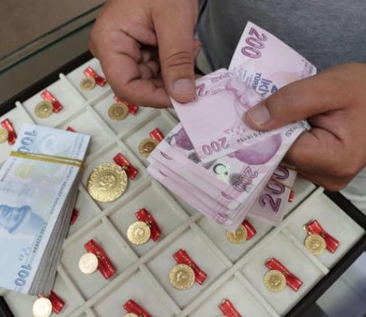 الليرة التركية تسجل قاعاً جديداً أمام الدولار