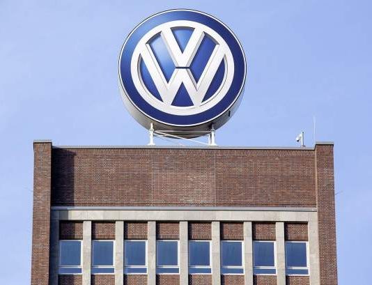 “فولكسفاغن” تجري محادثات تسوية مع 25 ألف مُطالب بالتعويض في فضيحة الديزل