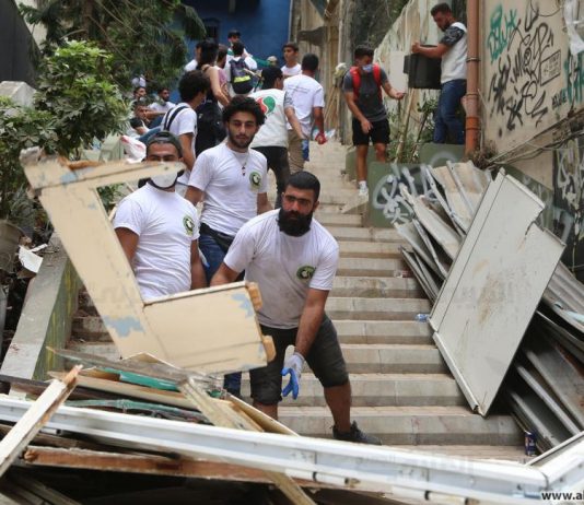 “السياسيون نهبوا البلد والبنوك مفلسة”… من يساعد اللبنانيين؟