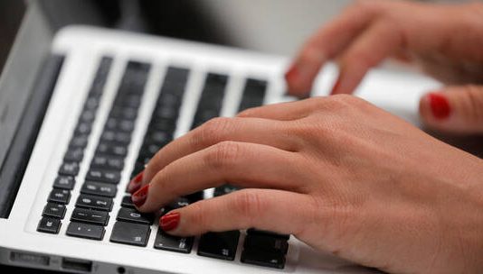 نواب إيطاليون يطالبون الصين بتوضيحات عن جمع بيانات لمواطنين إيطاليين