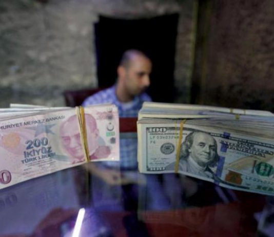 العجز التجاري التركي يتضاعف مع انسحاق الليرة