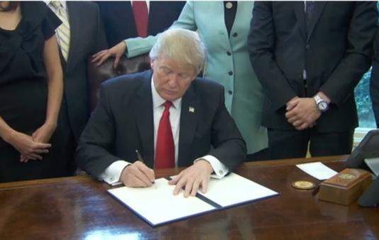 ترامب يوقع مشروع قانون لمنع الإغلاق الحكومي بعد توقف التمويل لفترة وجي