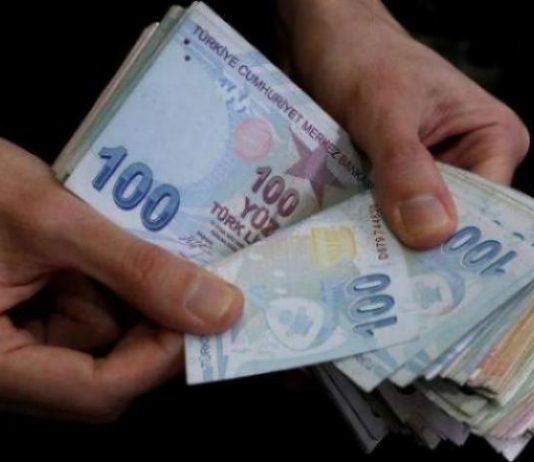 الليرة التركية تتراجع لأدنى مستوياتها على الإطلاق