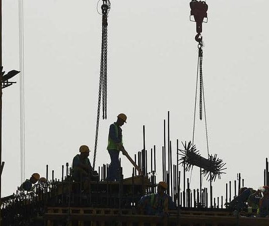 تقرير: شركات قطر تسرق أجور العمال.. وتتركهم معدمين